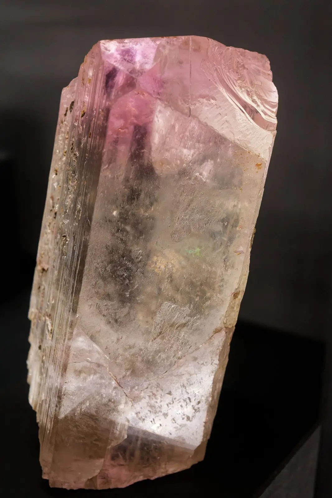 A pale pink prismatic spodumene crystal