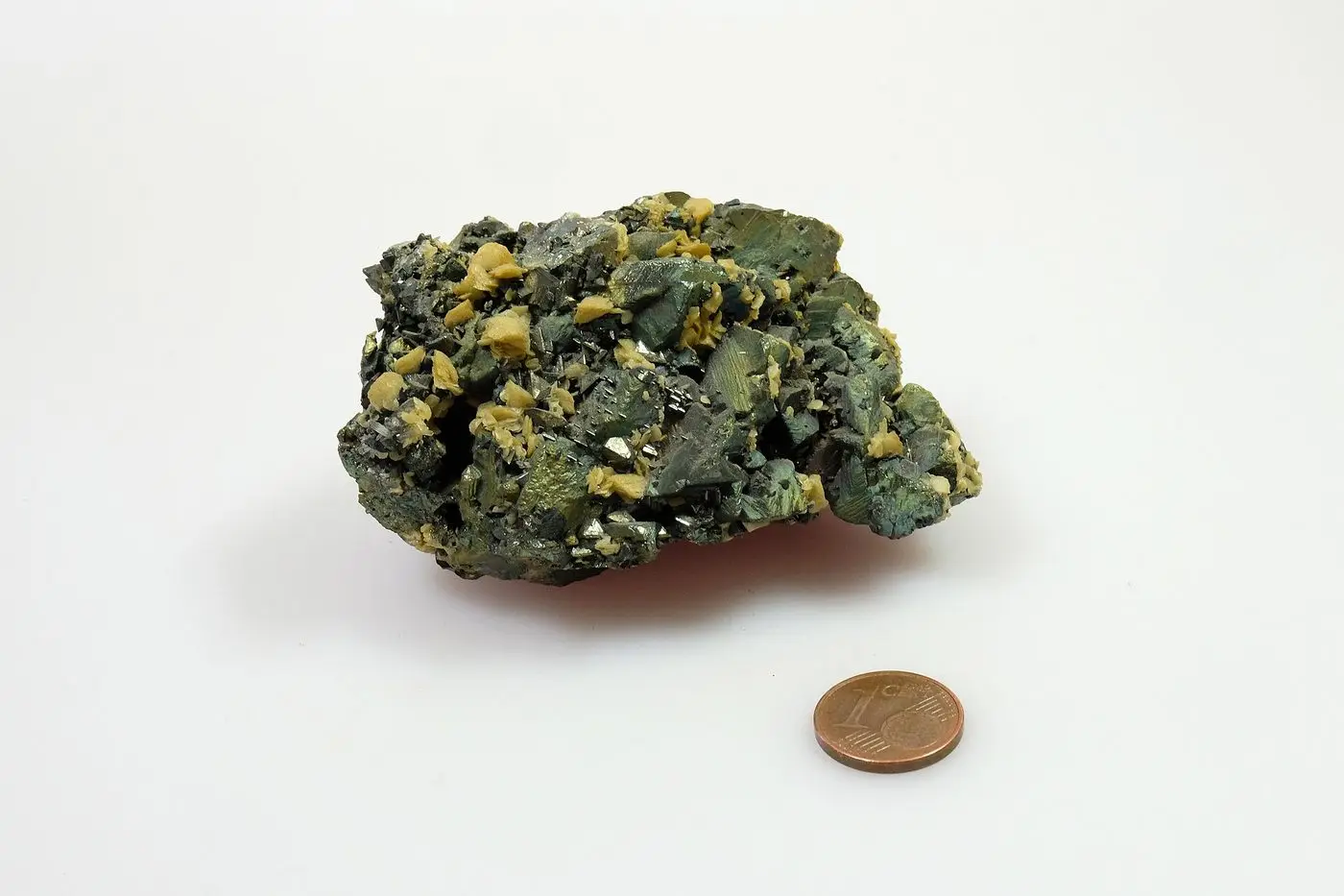 File:Tetraedrit-kupferkies.jpg