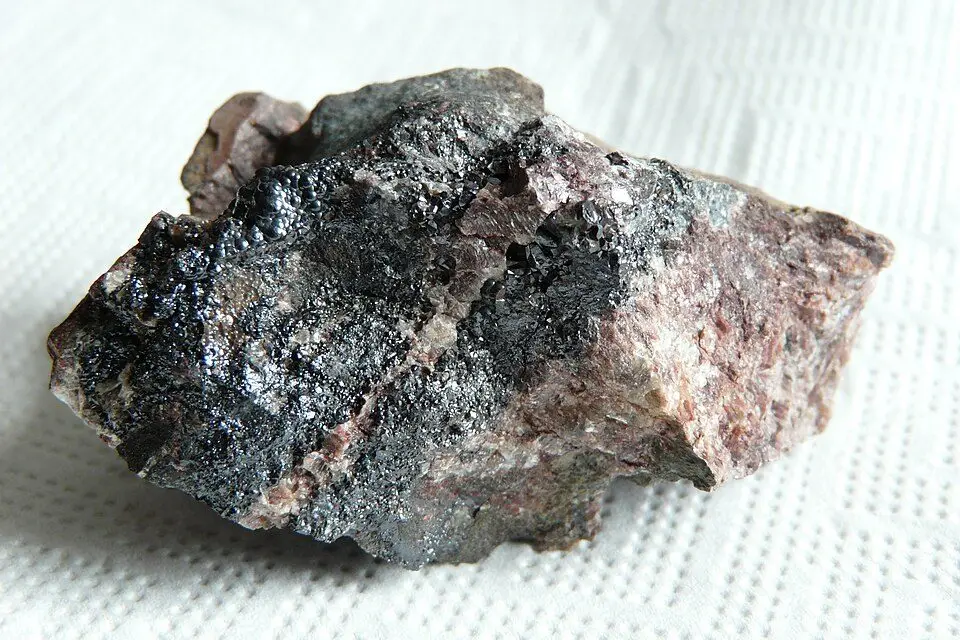 File:Uraninite w11.JPG