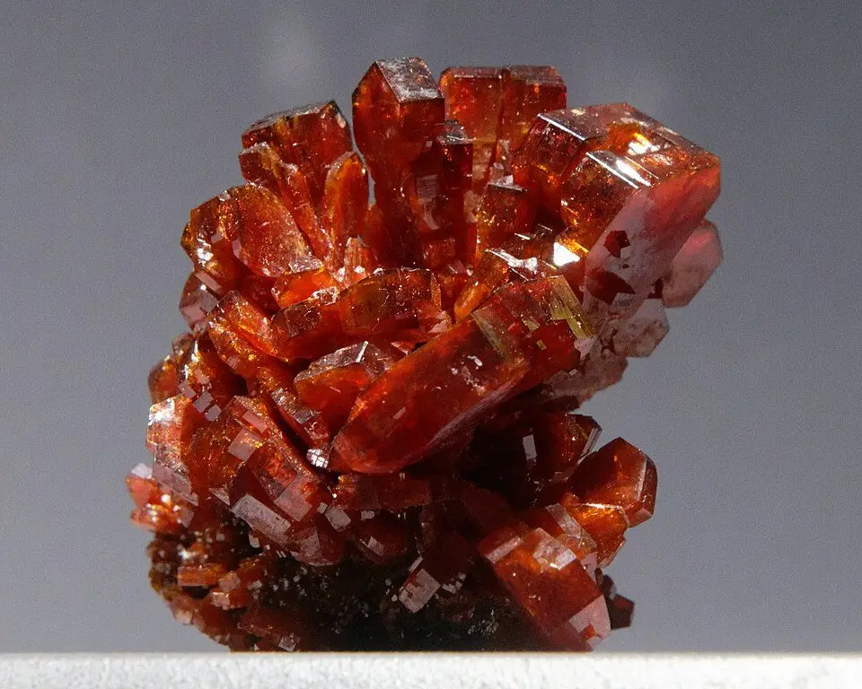 File:Vanadinite Mibladen MNHN Minéralogie.jpg