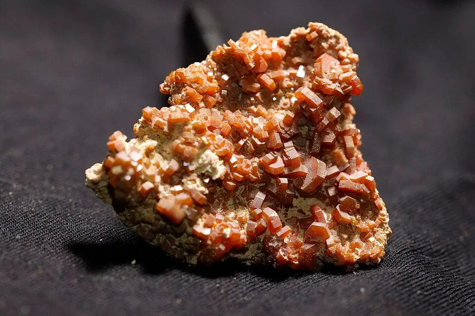 File:Vanadinite 2912.jpg