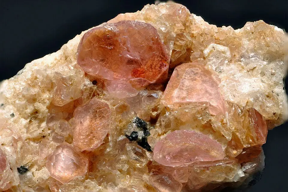 File:Pezzottaïte, amazonite, zircon 1.jpeg